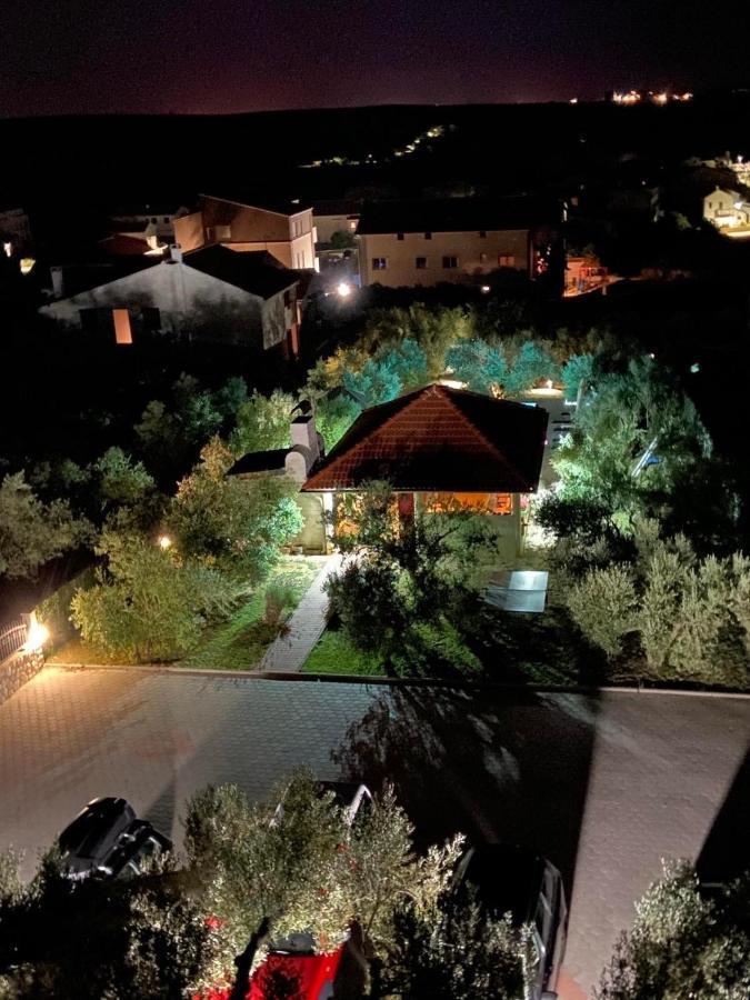 Family Friendly Apartments With A Swimming Pool Povljana, Pag - 244 外观 照片