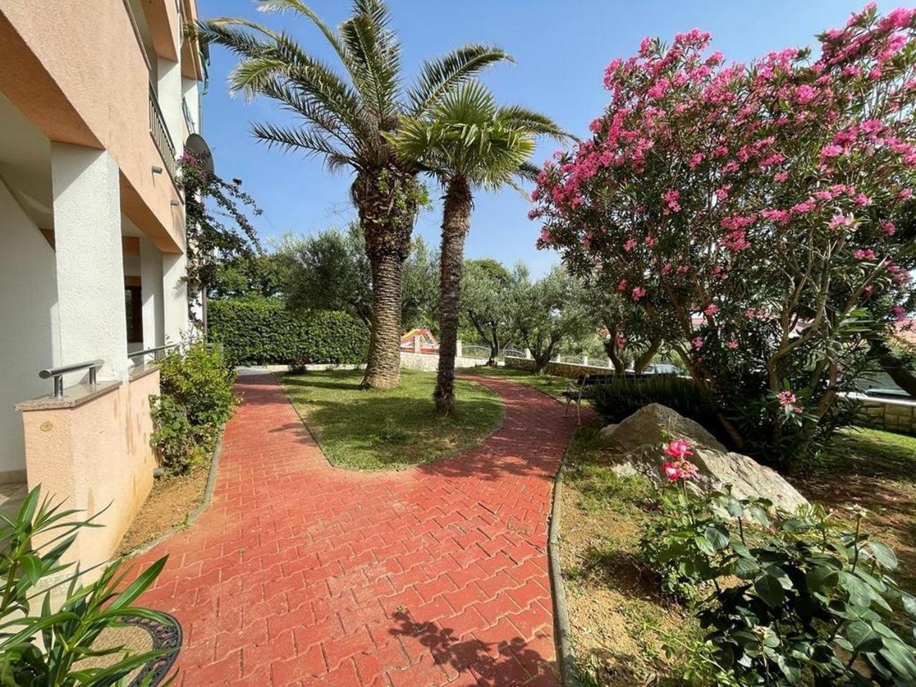 Family Friendly Apartments With A Swimming Pool Povljana, Pag - 244 外观 照片